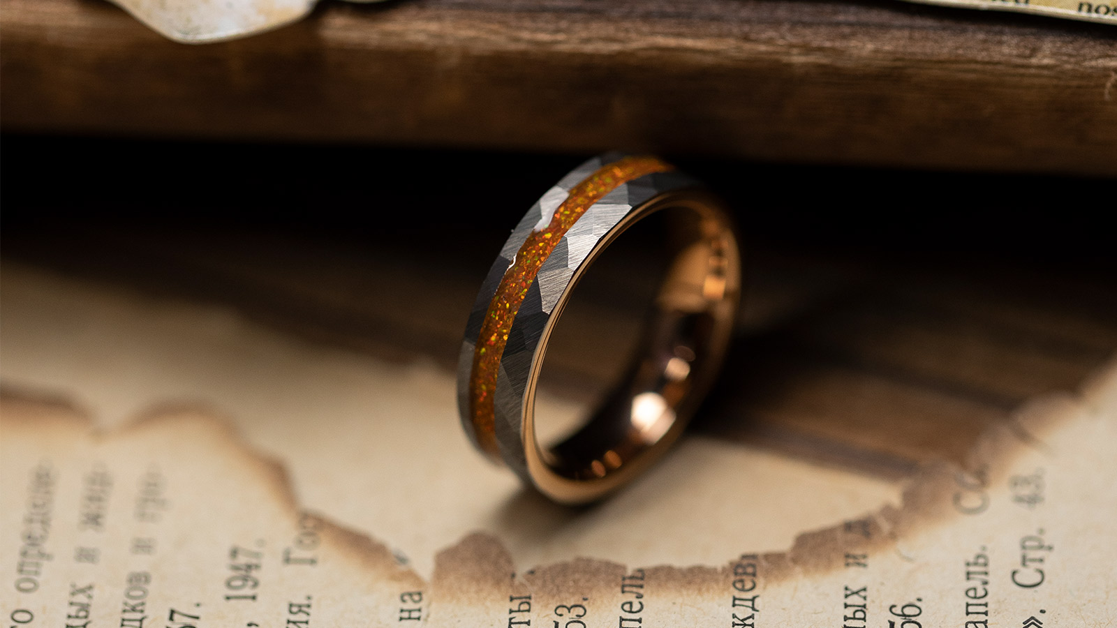 Man's wedding band in silver with brown setting in the center