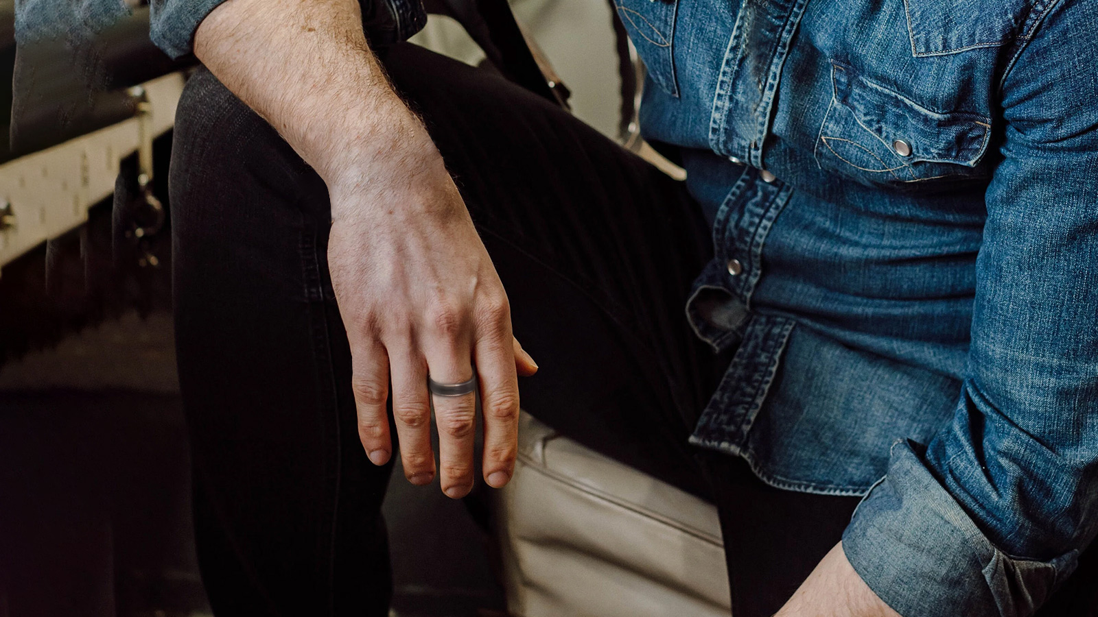 Men wear men's rings on different occasions